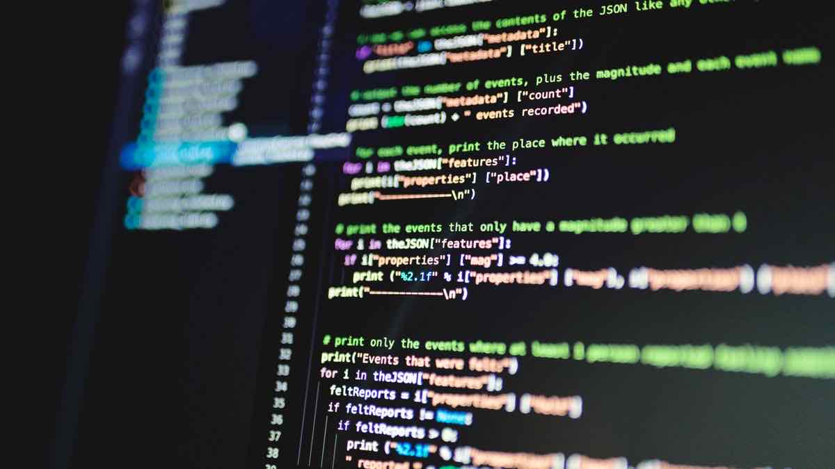 Python code on a dark monitor that loops over the records of a JSON response
