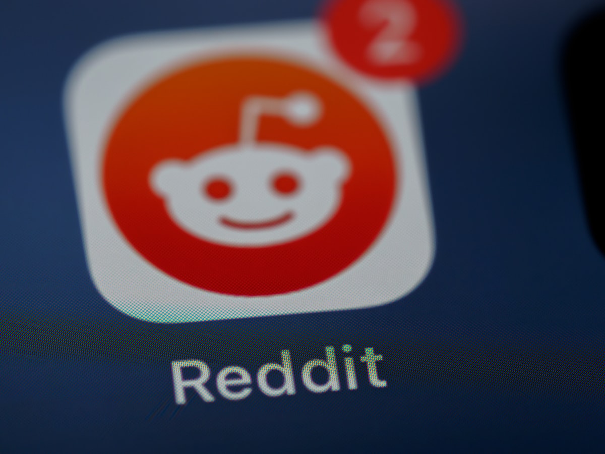 Reddit app icon on a phone screen with a notification badge, symbolizing Reddit's rise in AI citations